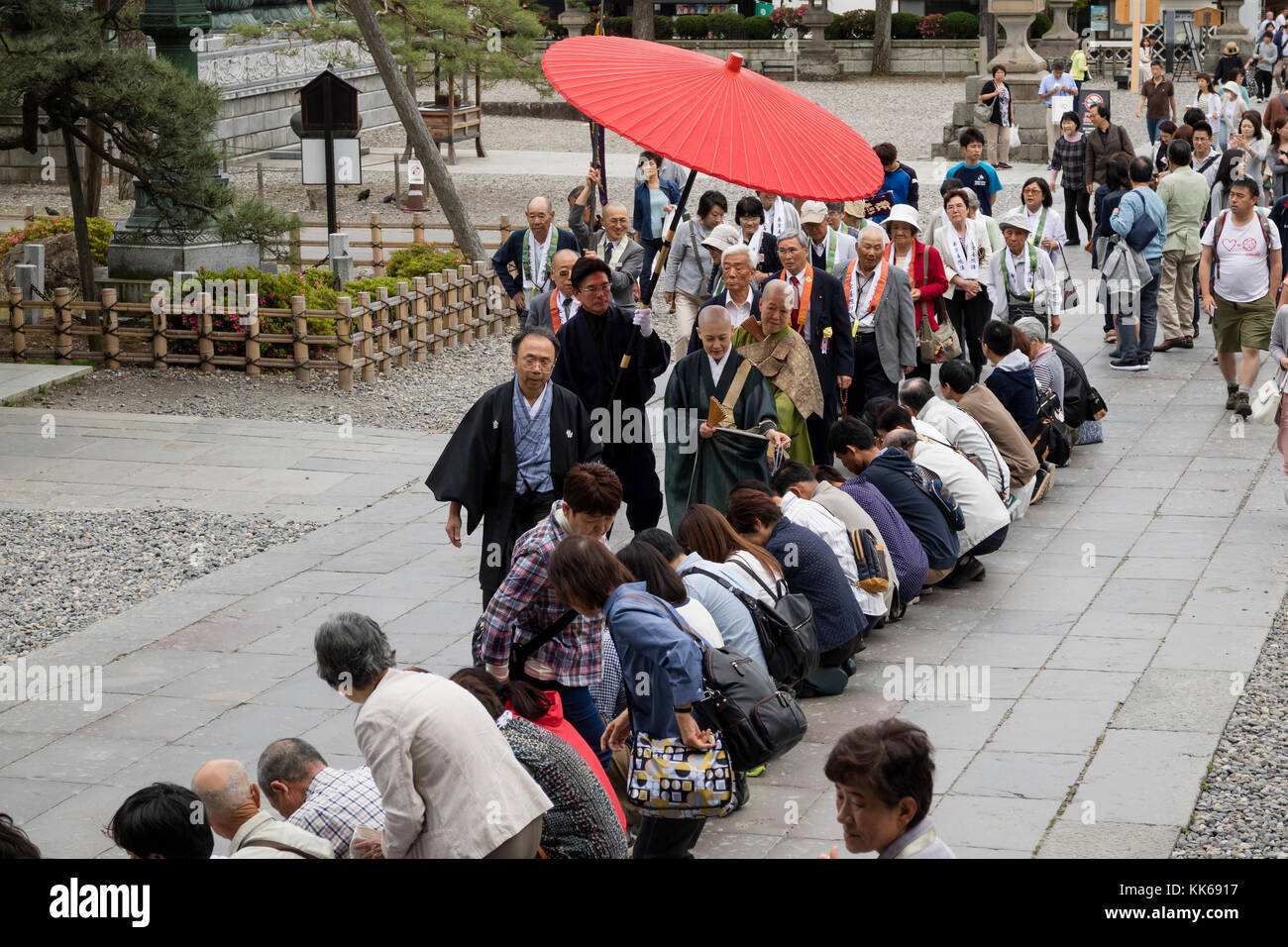 Nagano - Giappone, 3 giugno 2017: buddista sacerdote femmina è benedizione ai visitatori del Tempio Zenkoji Foto Stock