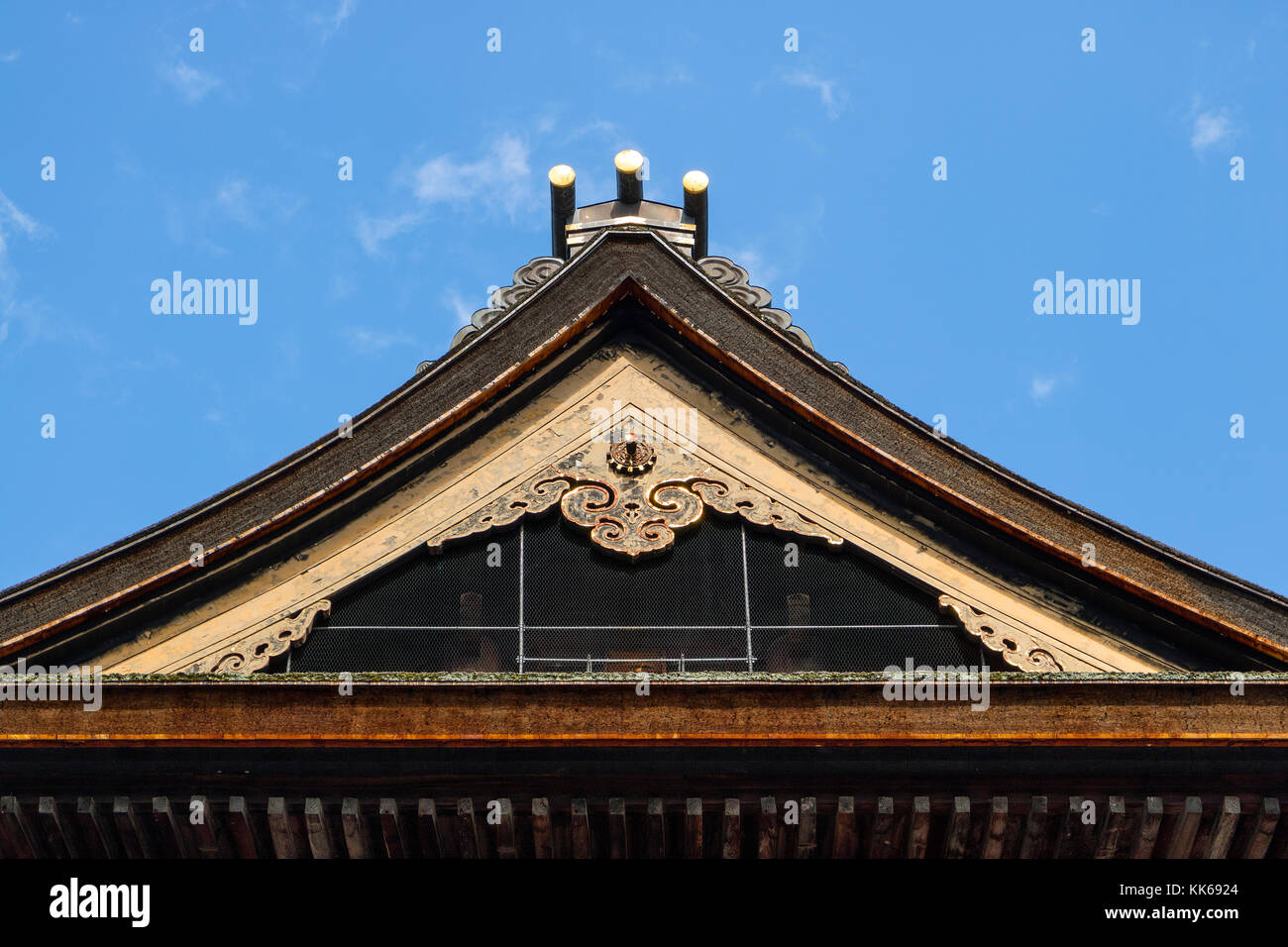 Nagano - Giappone, 3 giugno 2017: decorate roof top dell'importante buddista di Tempio Zenkoji Foto Stock