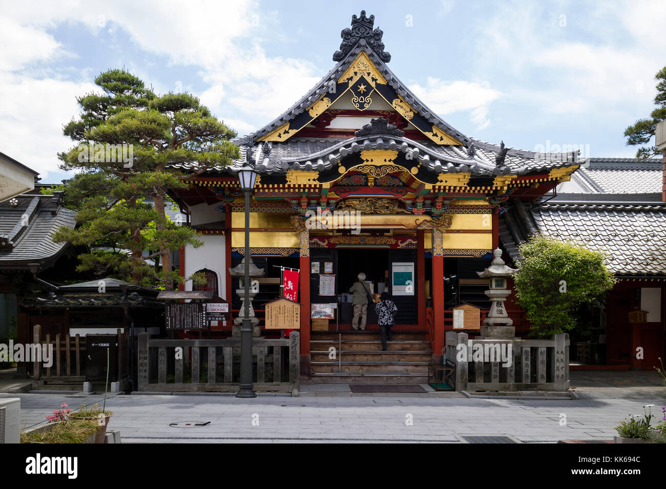 Nagano - Giappone, 5 giugno 2017: il visitatore entrando nel zenkoji sesonin shakado tempio di Nagano Foto Stock