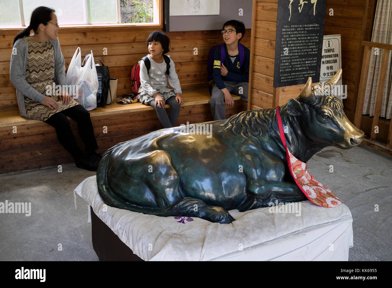 Nagano - Giappone, 5 giugno 2017: bronzo vacca come un simbolo al centro informazioni del buddista di Tempio Zenkoji in nagano Foto Stock