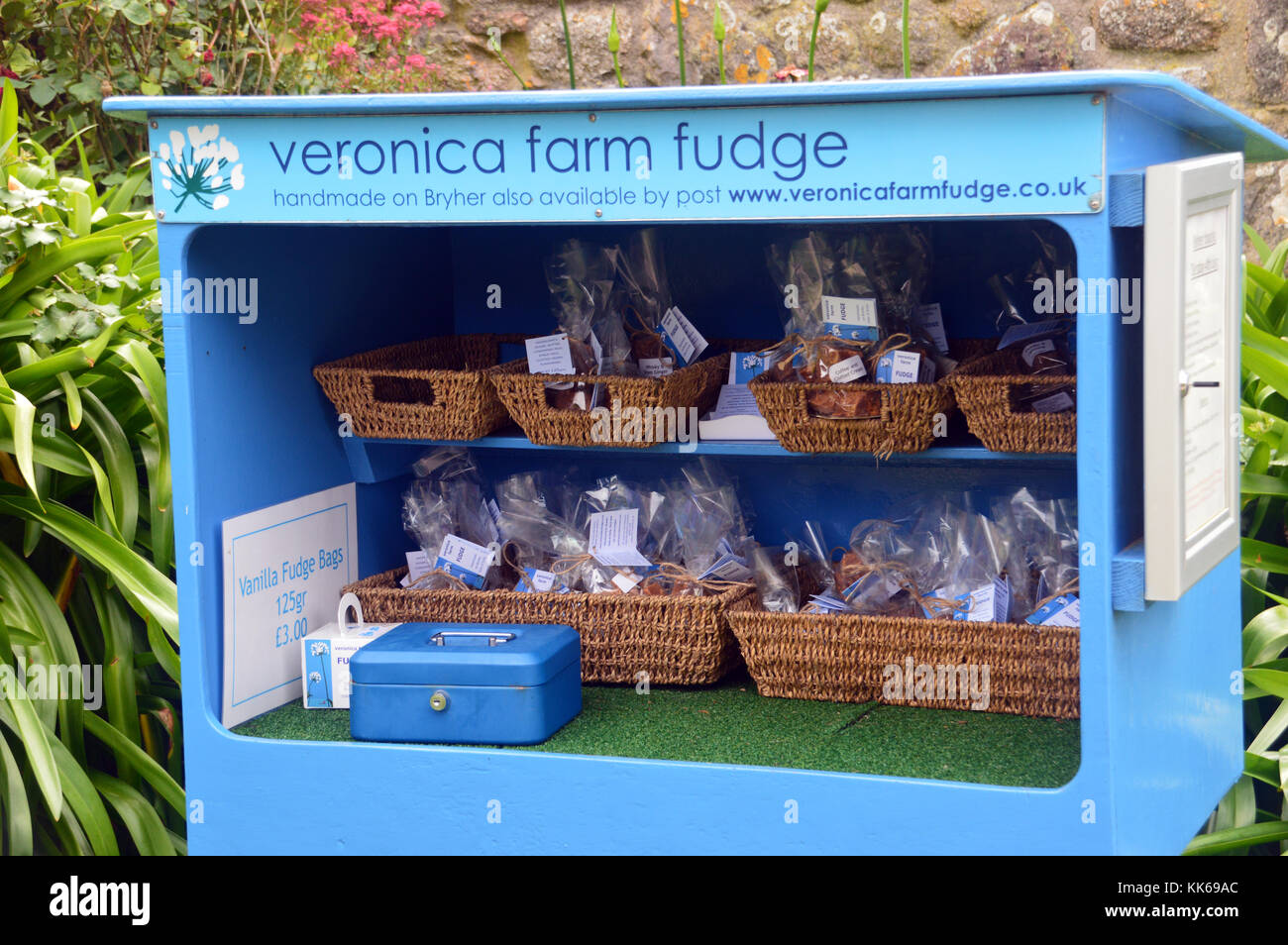 Casella di onestà e Display del Fudge produrre fuori Veronica Farm su Bryher isola nelle isole Scilly, Cornwall, Regno Unito,UK. Foto Stock