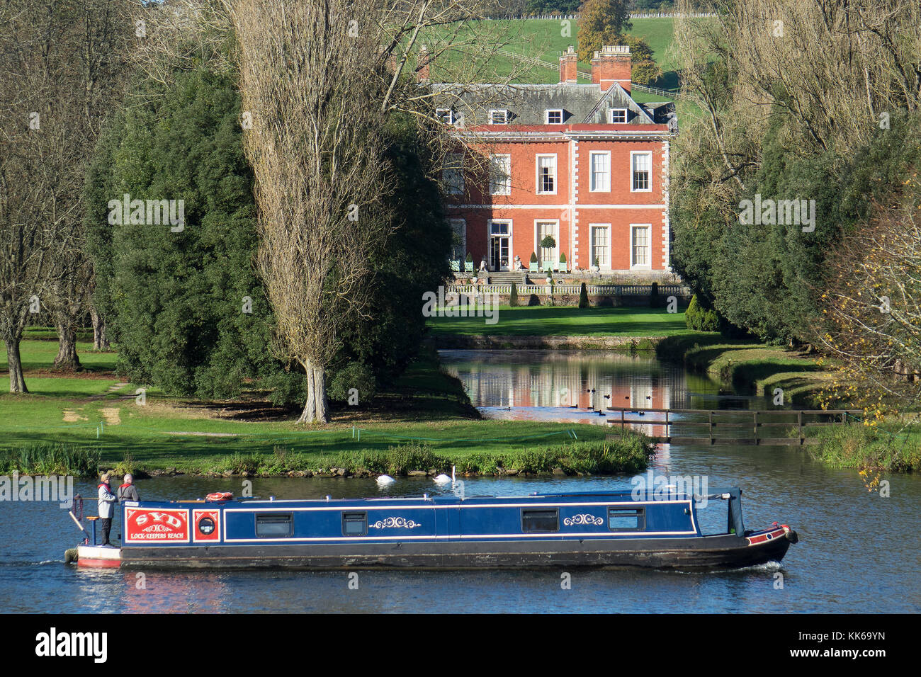 Inghilterra, Buckinghamshire, River Thames & barca stretta passando Fawley corte Foto Stock