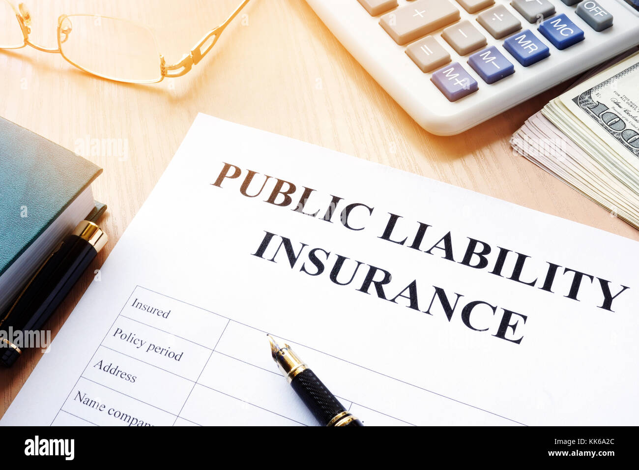 Assicurazione di responsabilità pubblica sulla politica una scrivania in ufficio. Foto Stock