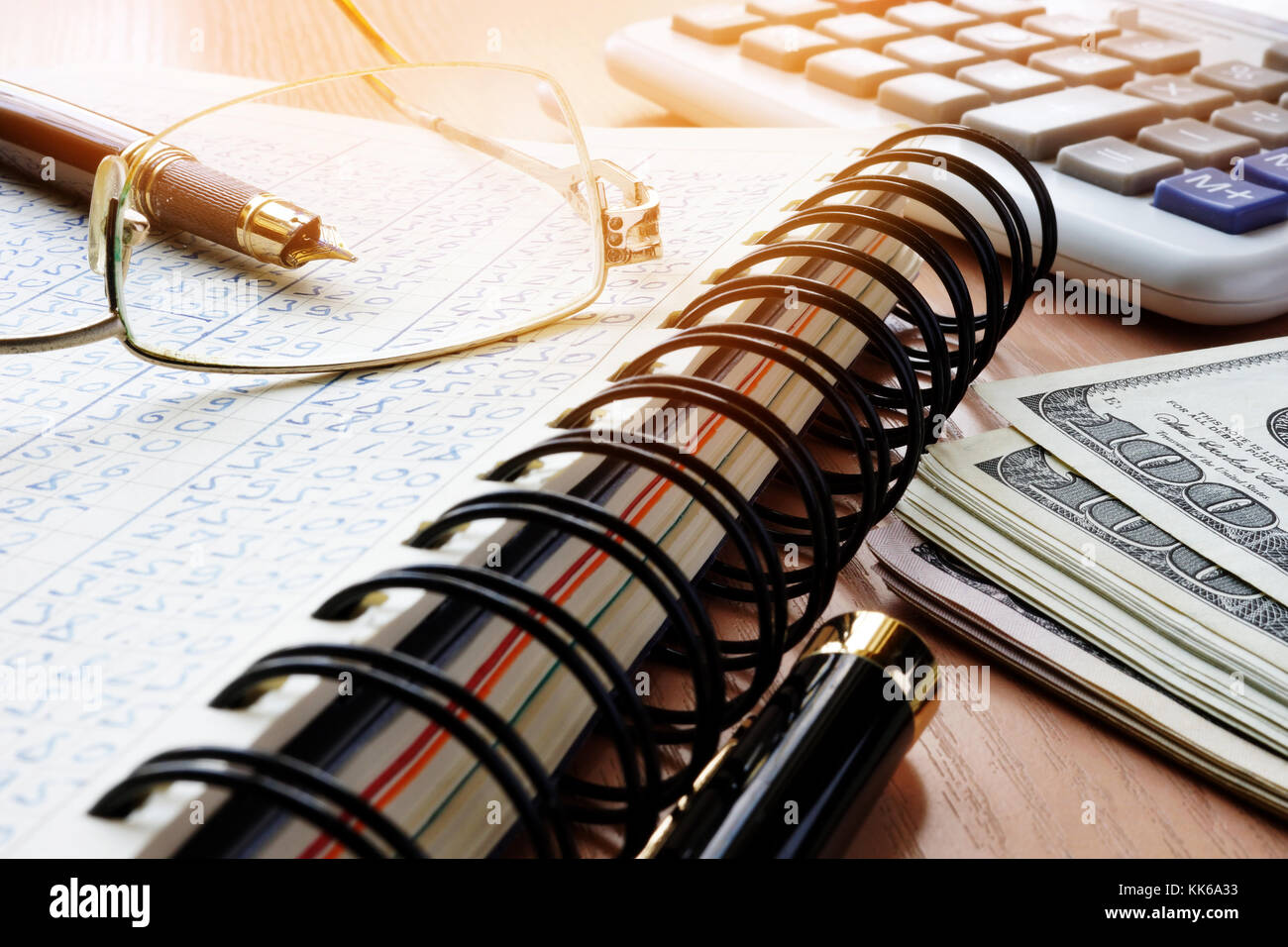 Documenti finanziari e calcolatrice su una scrivania in ufficio. concetto di contabilità. Foto Stock