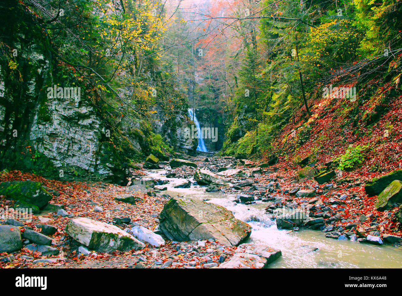 Paesaggio con una cascata e un fiume di montagna in autunno. autunnale paesaggio di montagne Foto Stock