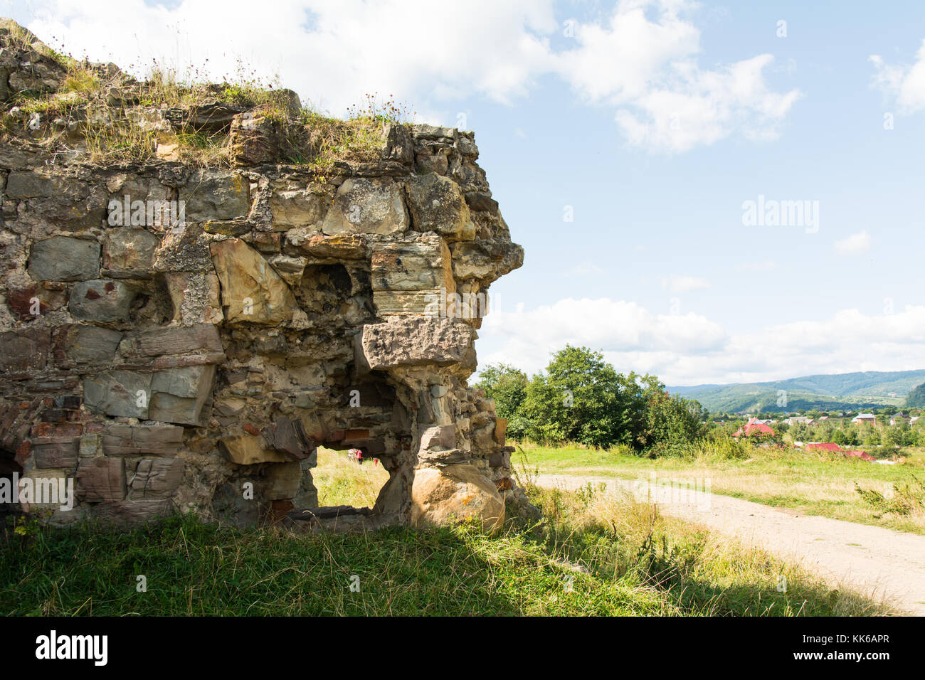 Unico ruderi di antichi castelli contro il cielo blu Foto Stock