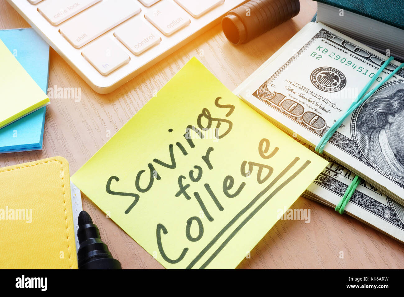 Stick con la parola risparmio Per college e denaro. Foto Stock