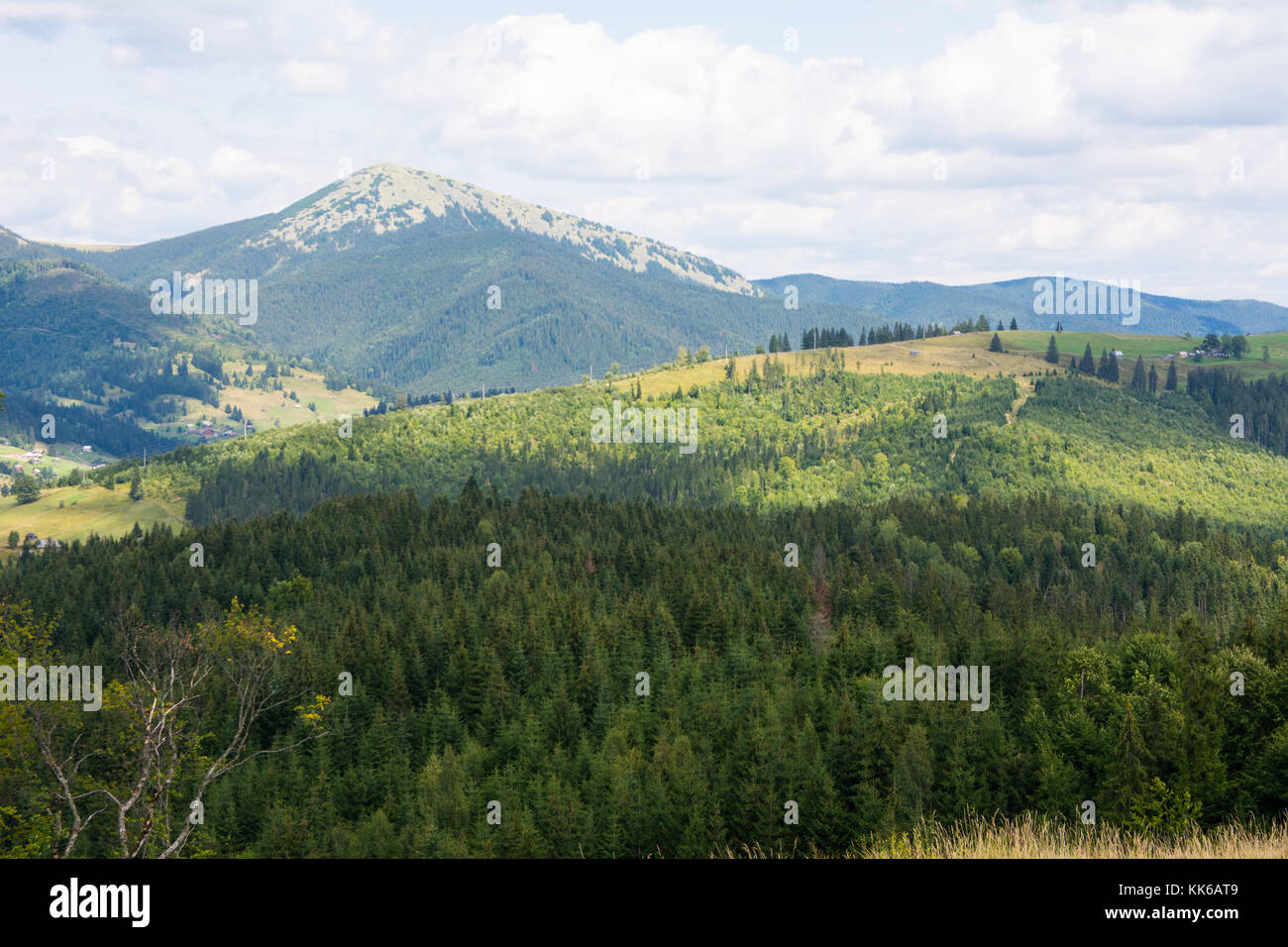 Le montagne dei Carpazi contro il cielo blu coperto di verde resort Foto Stock