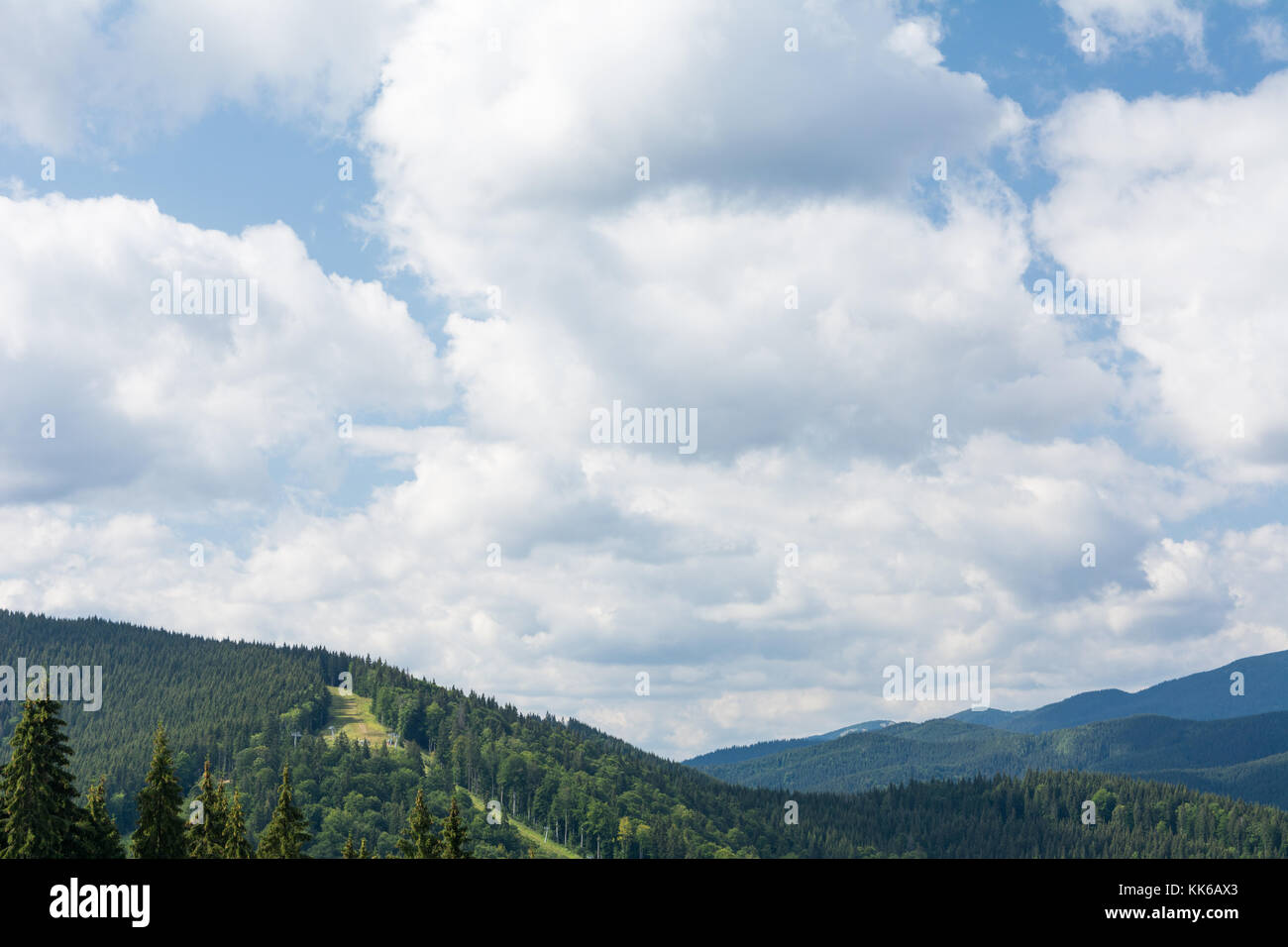 Le montagne dei Carpazi contro il cielo blu coperto di verde resort Foto Stock