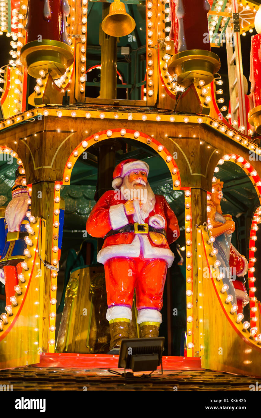 Mercatino di Natale di Birmingham, 2017, Regno Unito con il padre natale in luci Foto Stock