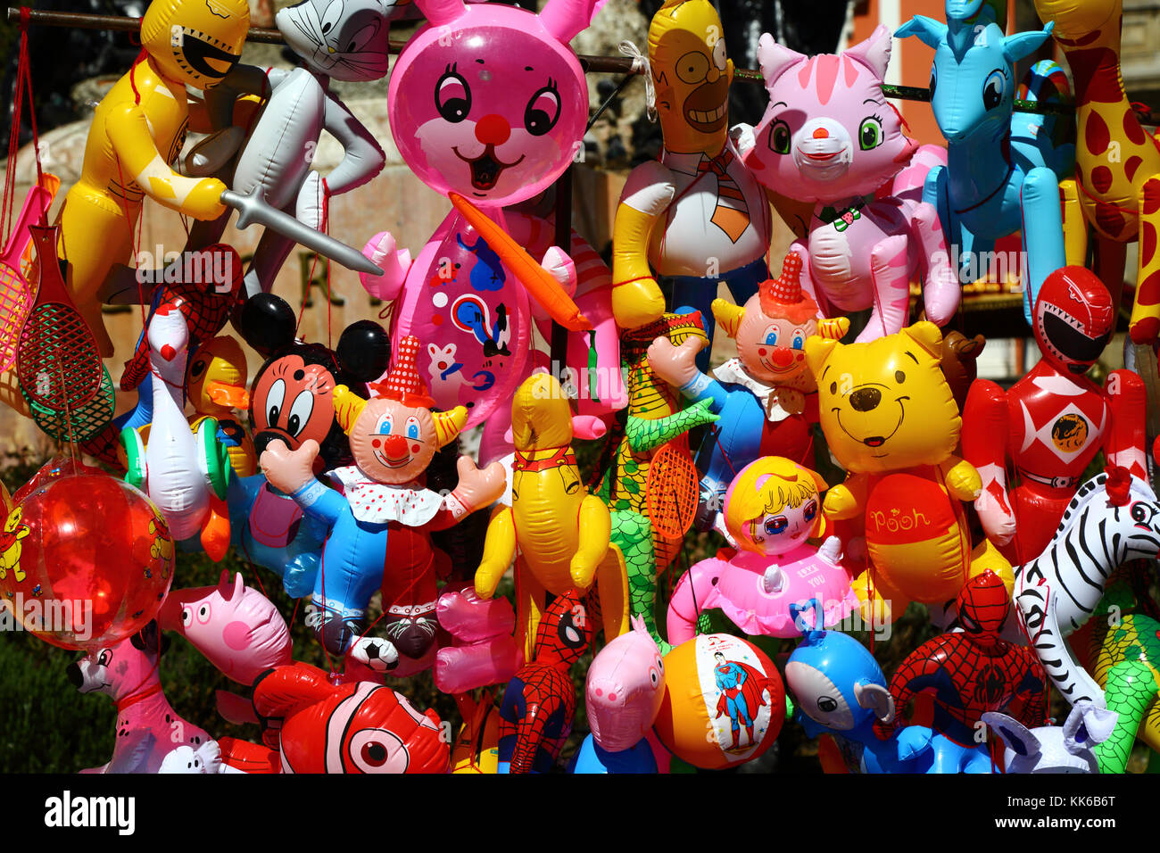 Dettaglio di giocattoli gonfiabili per bambini in vendita su stalla di strada, la Paz, Bolivia Foto Stock