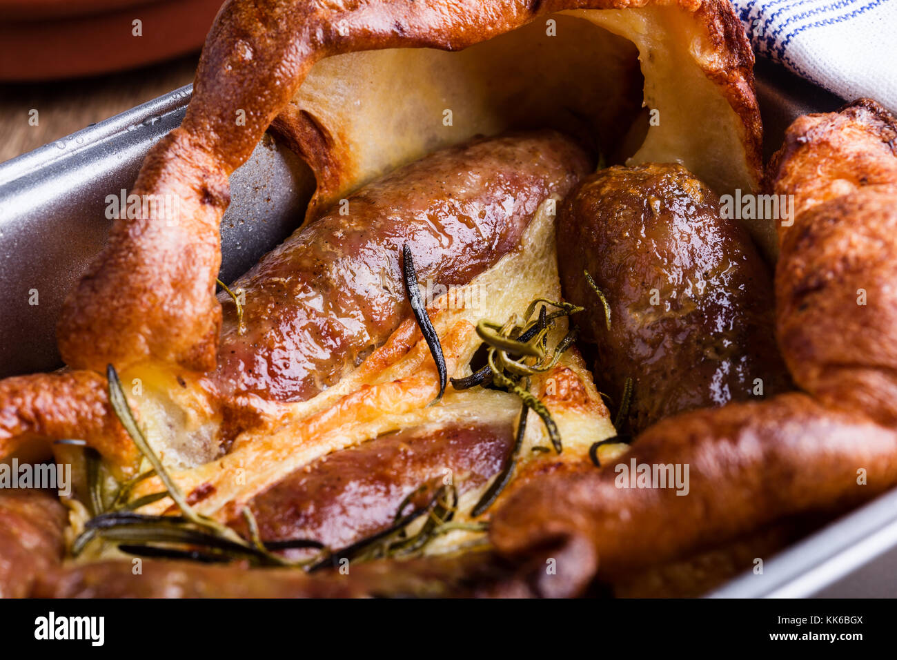 Salsicce al forno nello Yorkshire pudding pastella e serviti con sugo di cipolla, toad nel foro Foto Stock