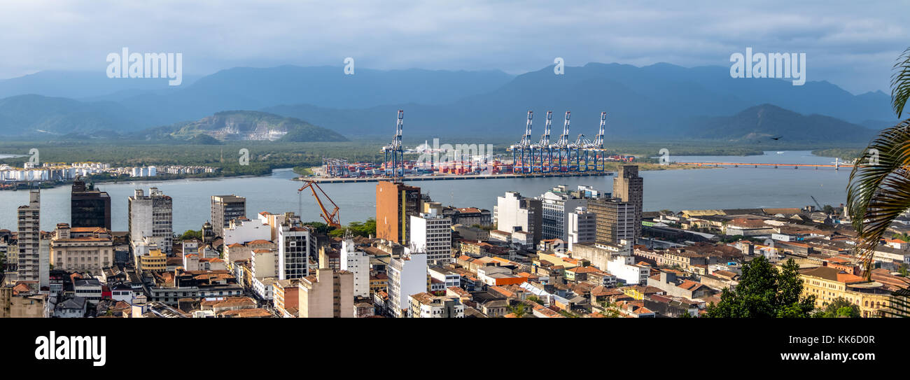 Vista aerea del porto di Santos e santos città - Santos, sao paulo, Brasile Foto Stock