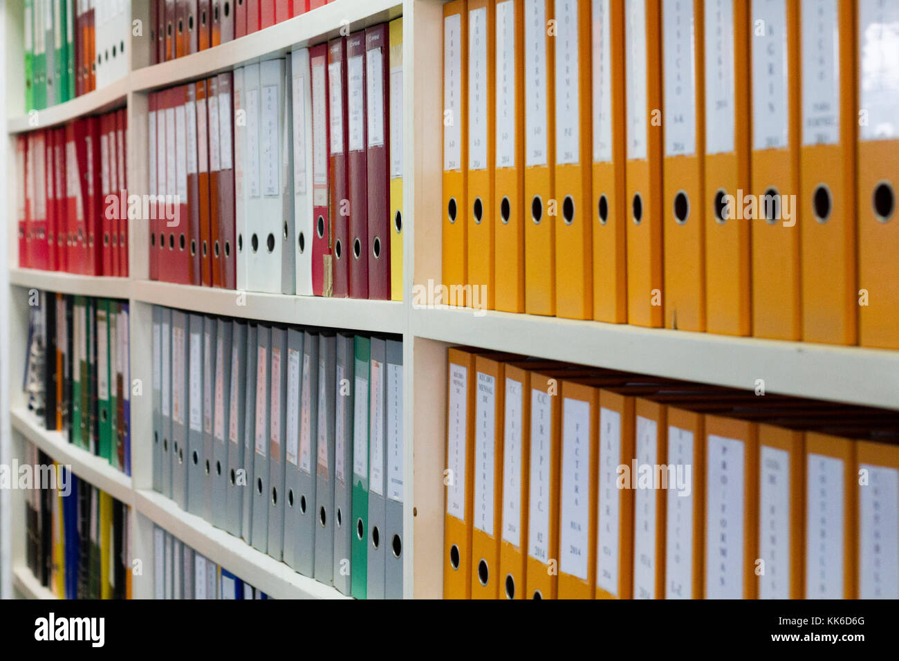 Ufficio archivio con cartelle colorate Foto stock - Alamy