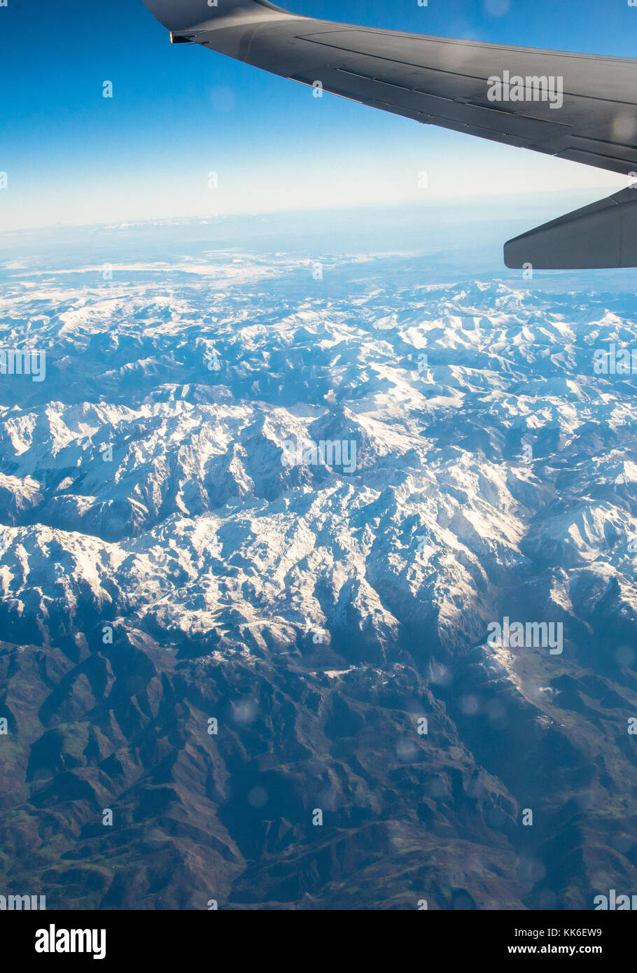 Vista da airoplane ai Pirenei snowcovered Foto Stock