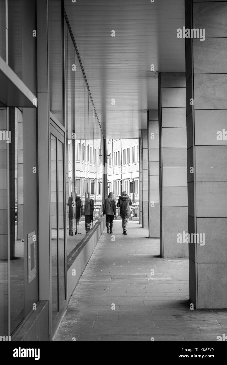 Uomini a piedi al di fuori del centro commerciale Broadway, Bradford, West Yorkshire. Foto Stock