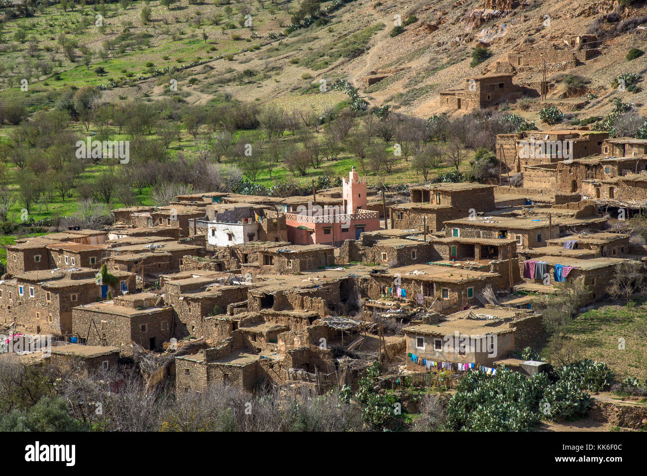 Villaggio nella valle di imlill a tiz n test pass, maroc Foto Stock