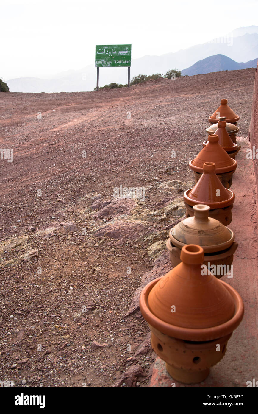 Tradizionale tajines di argilla per la vendita in negozio, maroc Foto Stock