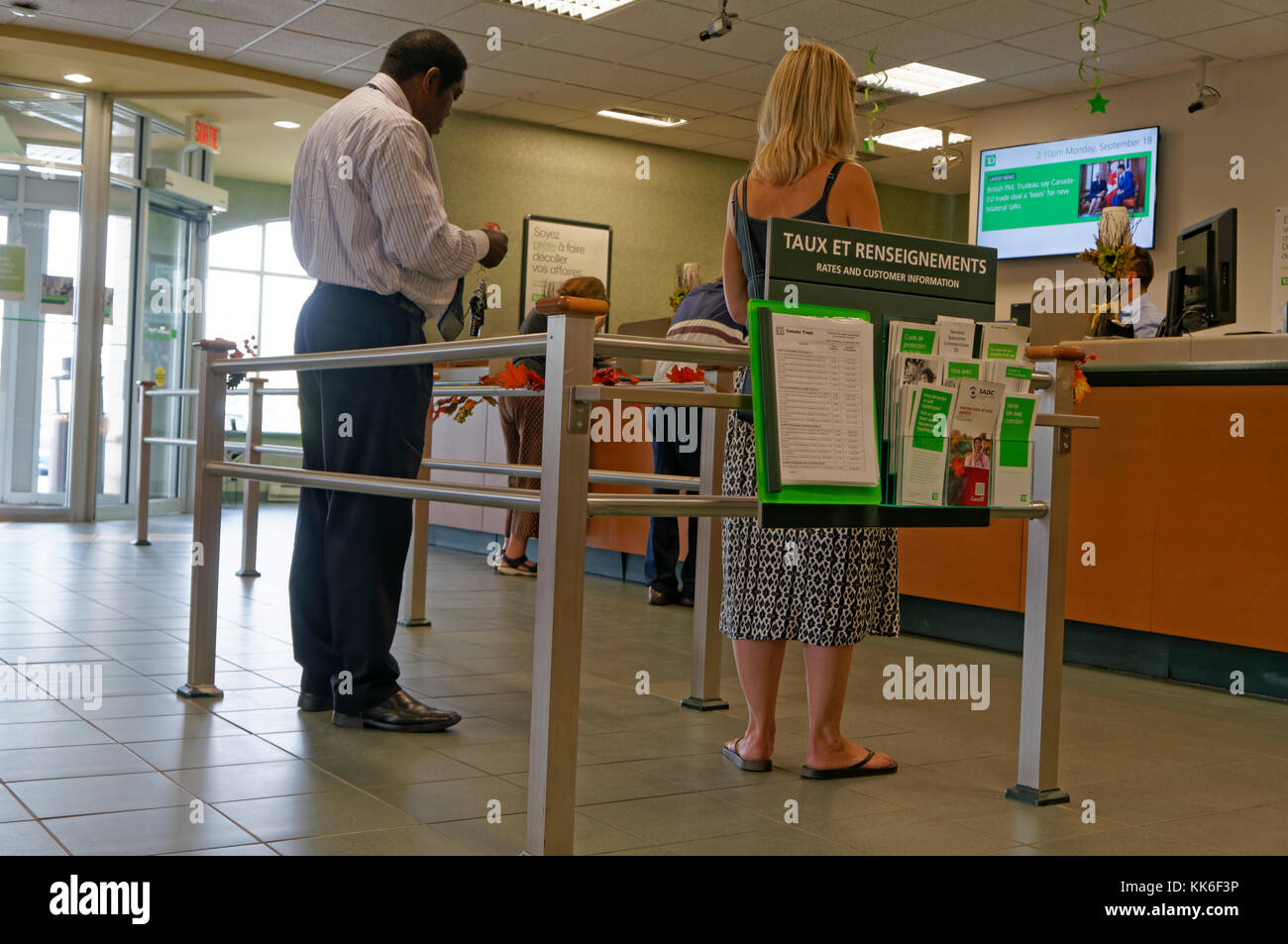 Persone che si allineano all'interno di una banca TD Canada Trust Foto Stock