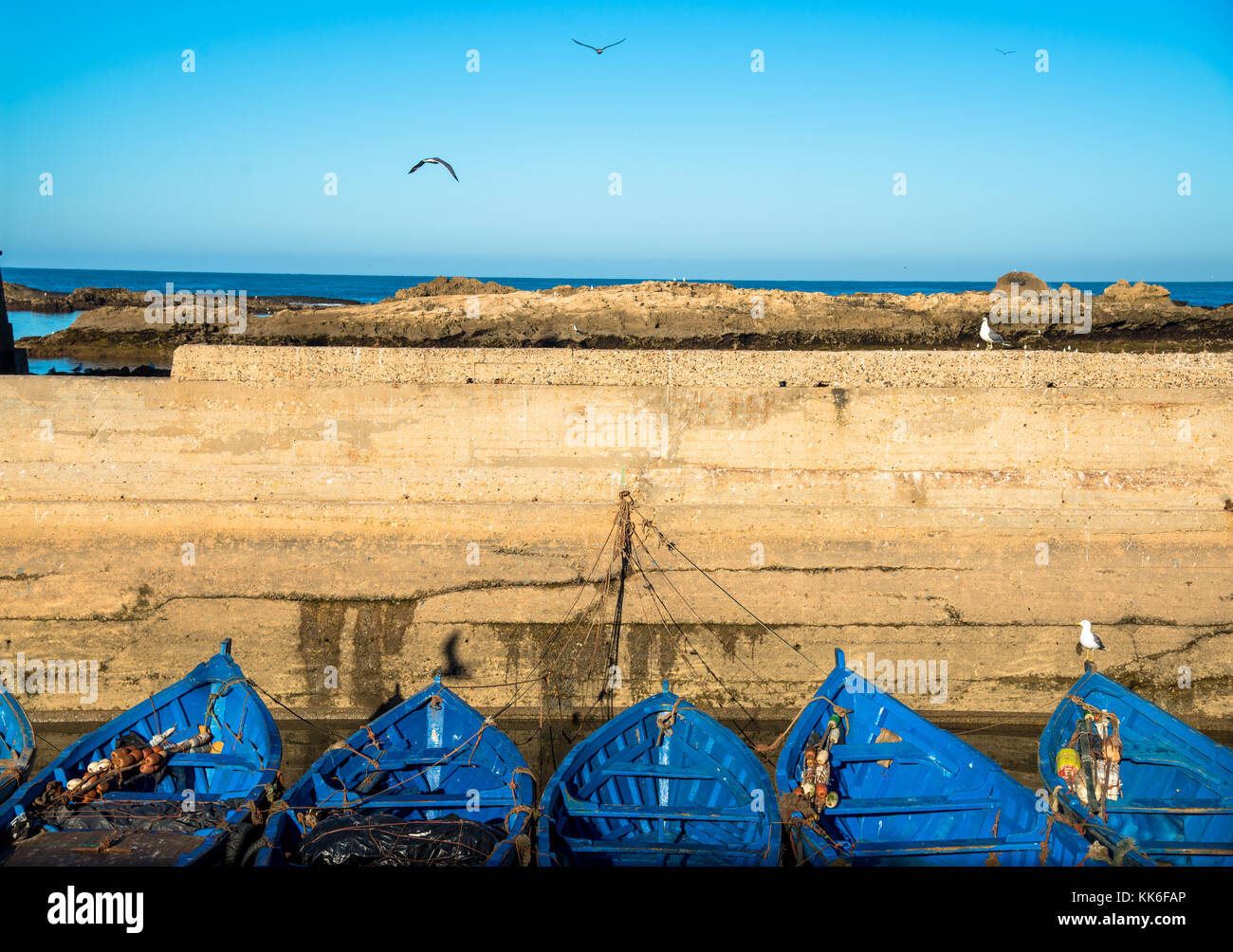 Famose blue barche di legno al Porto di essaouira maroc Foto Stock