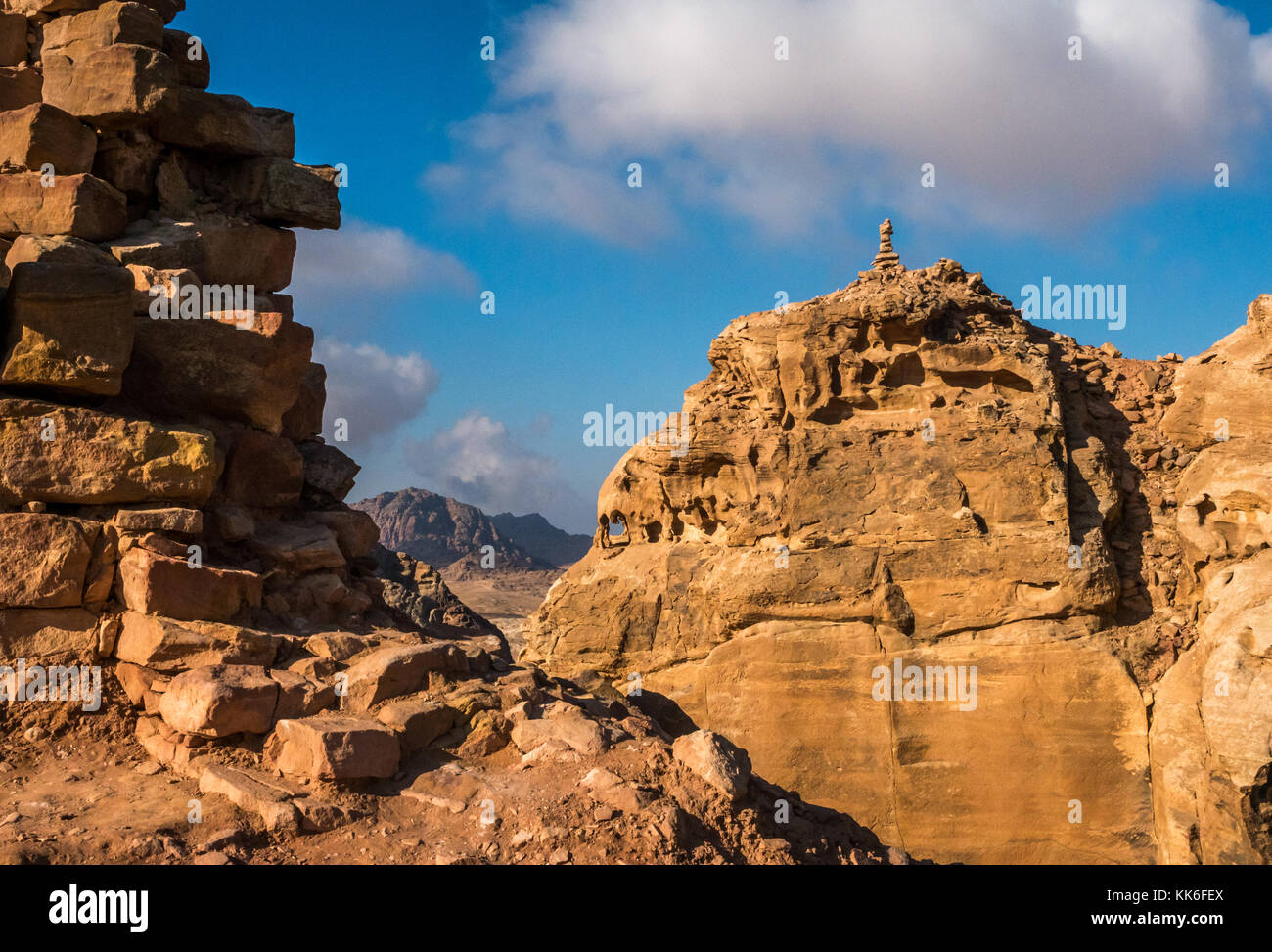 Vista dall'alto luogo del sacrificio alla cima di una montagna con inukshuk, o impilate stone cairn, Petra, Giordania, il Medio Oriente e con il blu del cielo Foto Stock