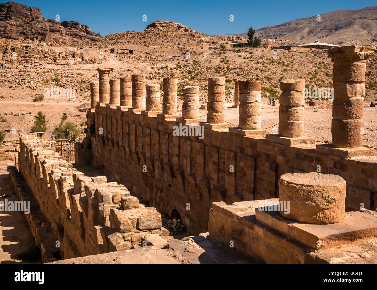 Righe di rovinato colonne corinzie presso il grande tempio, Petra sito archeologico, Giordania, Medio Oriente con cielo blu Foto Stock