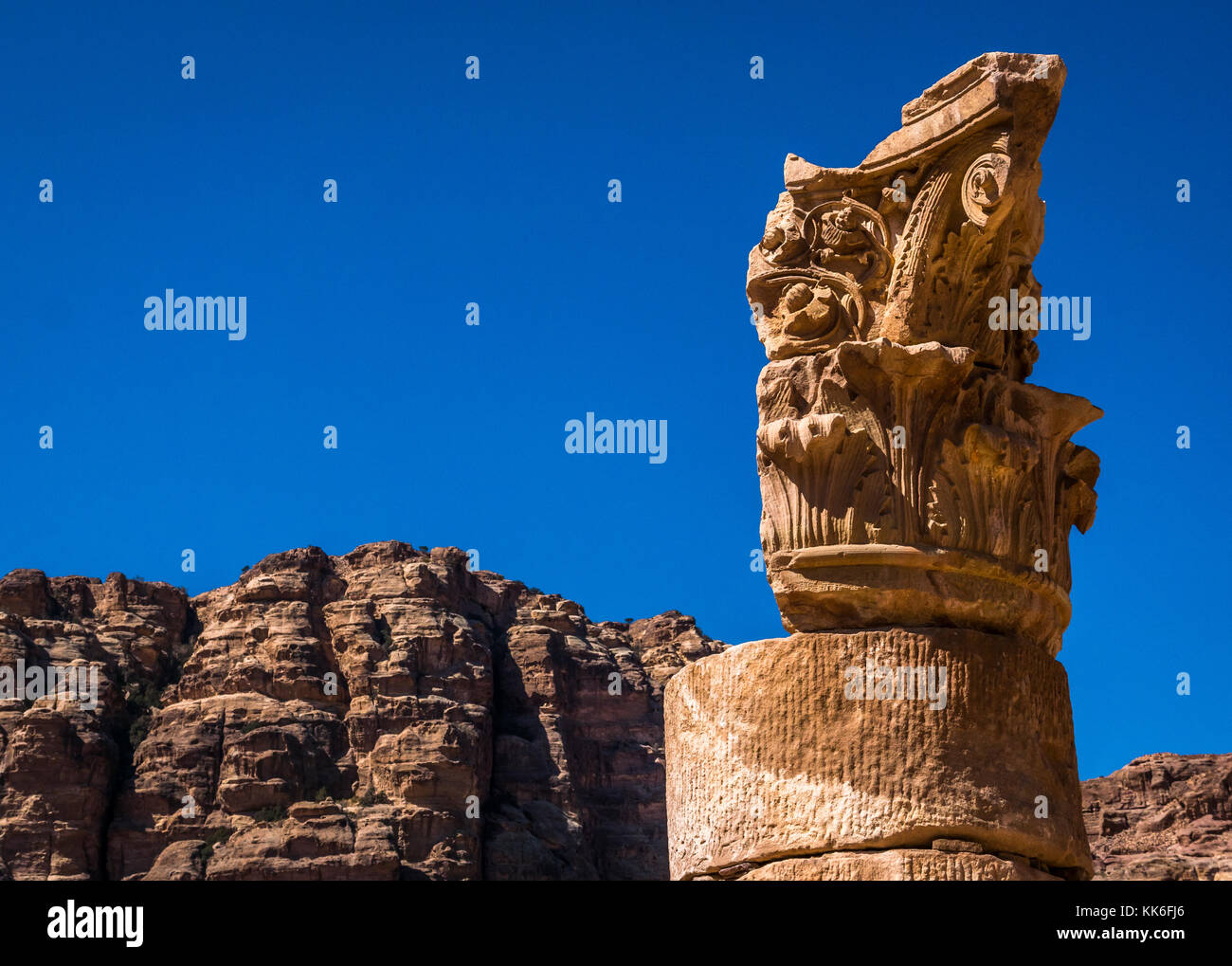 Close up scolpite foglie di acanto dettaglio di una rovina colonne corinzie presso il grande tempio, Petra, Giordania, il Medio Oriente e con il blu del cielo Foto Stock