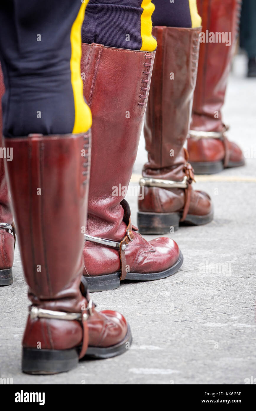 Close-up di mounties, Royal Canadian polizia montata (GRC) ufficiale stivali in linea, Giorno del Ricordo, London, Ontario, Canada. Foto Stock