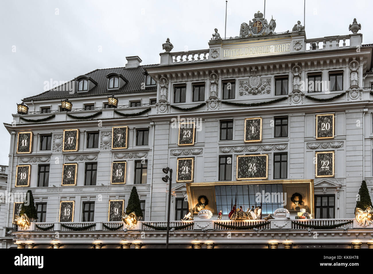 Facciata dell'Hotel d'Angleterre a Copenhagen, con decorazioni di Natale, Danimarca, 28 novembre 2017 Foto Stock