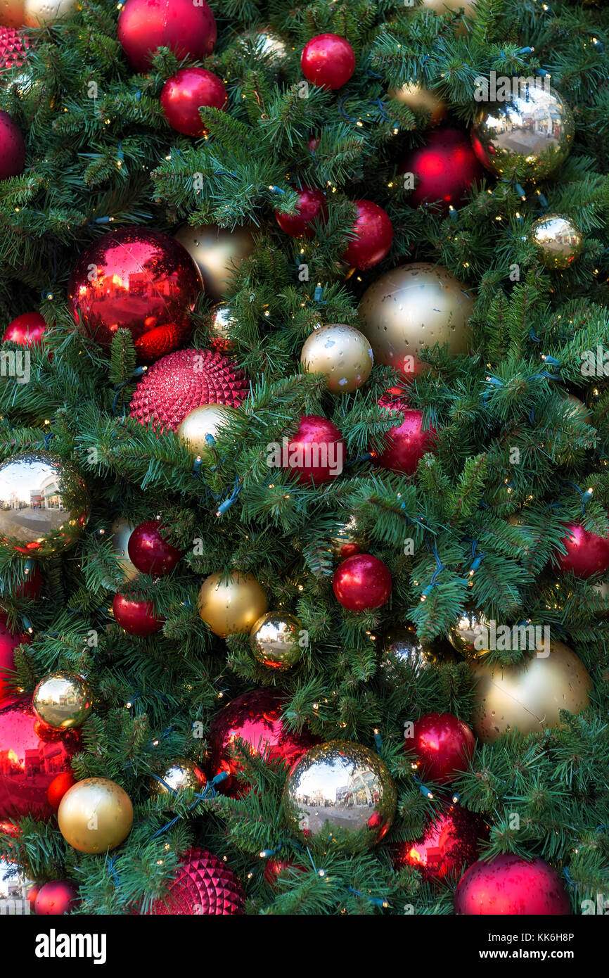 Vacanze di Natale albero con palla rotonda ornamenti in oro argento rosso sfondo illuminazione Foto Stock