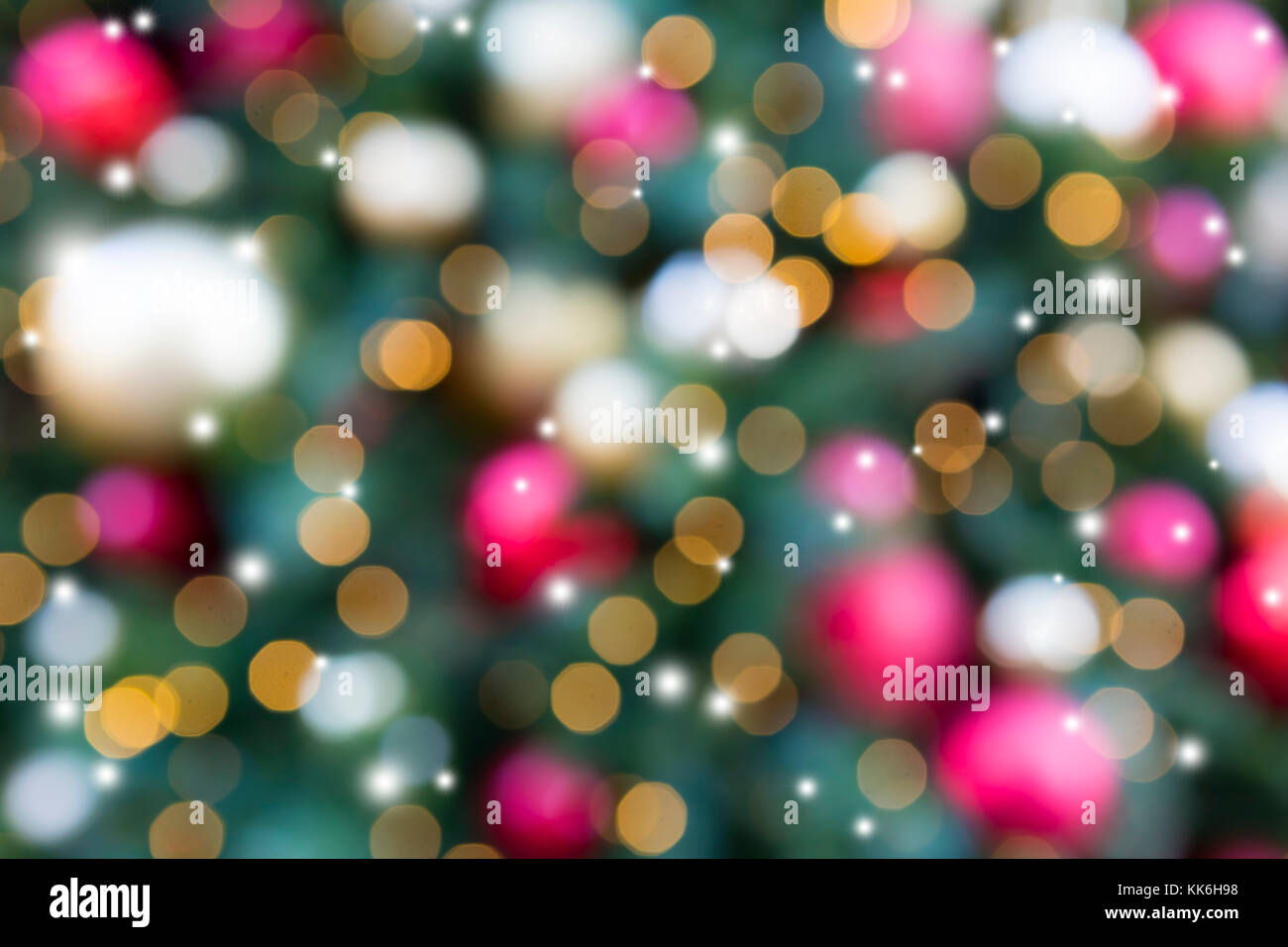 Vacanze di Natale albero con palla rotonda ornamenti in oro rosso argento twinkle brilla di illuminazione sfocati sfocato sfondo bokeh di fondo Foto Stock