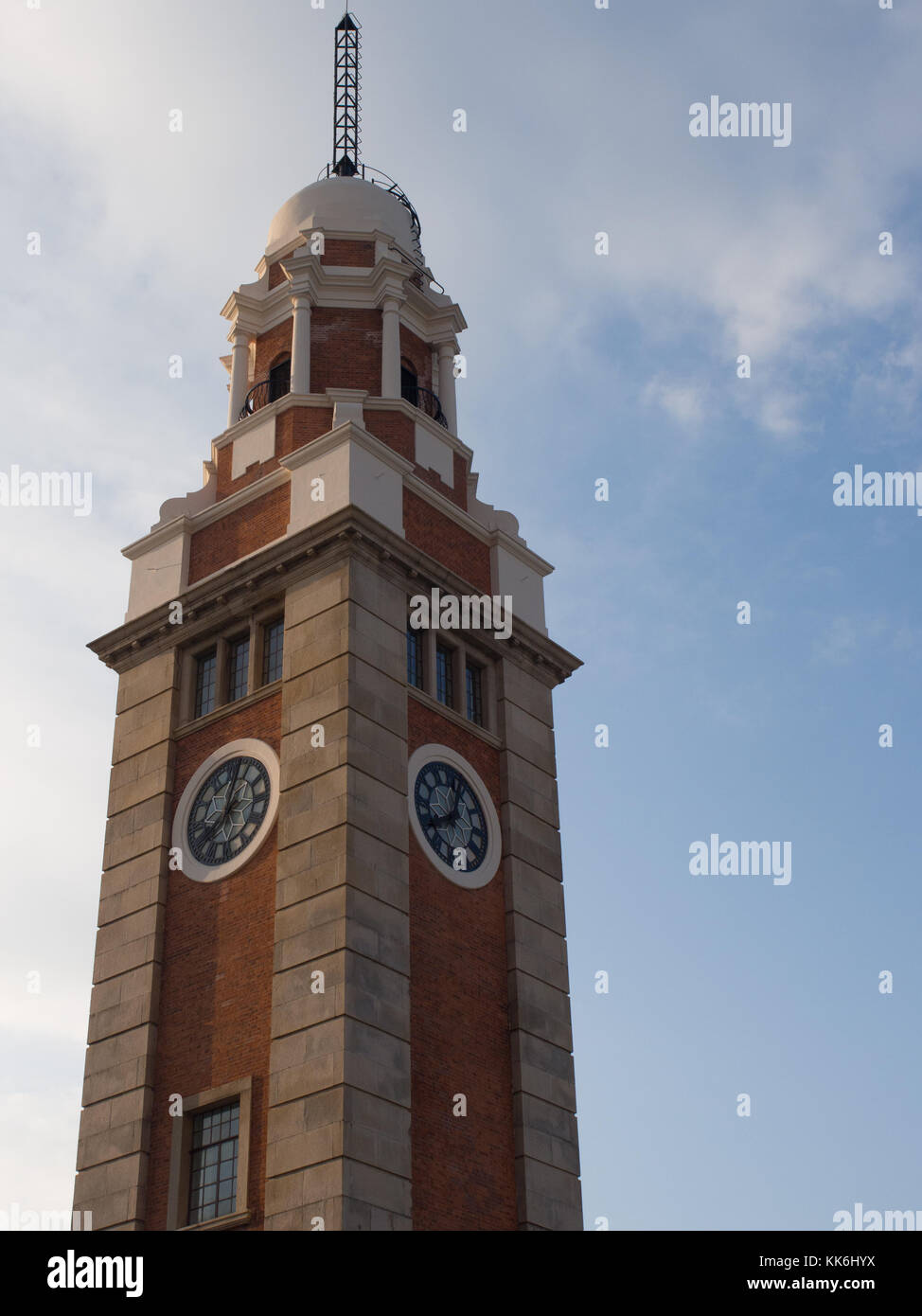 Torre dell orologio contro il cielo blu Foto Stock