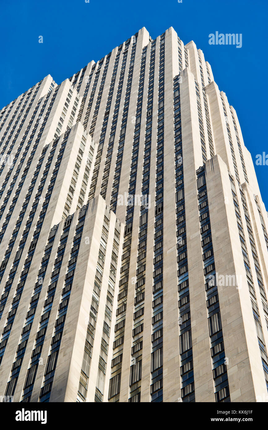 Guardando verso l'alto il principale centro Rockefeller edificio nella città di New York, New York, Stati Uniti d'America. Foto Stock