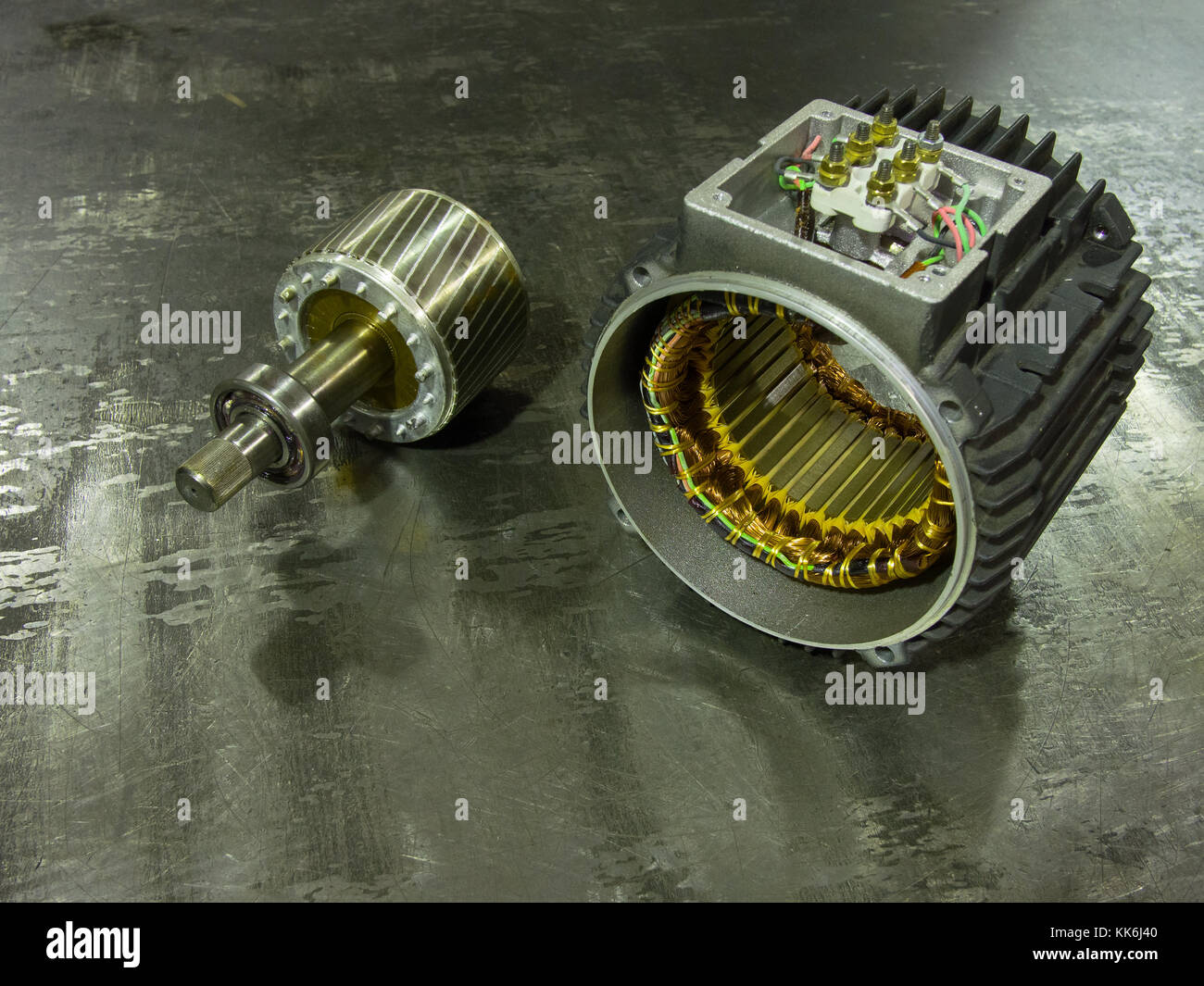 Industriali smontato motore elettrico ad induzione: rotore sulla sinistra statoron destra Foto Stock