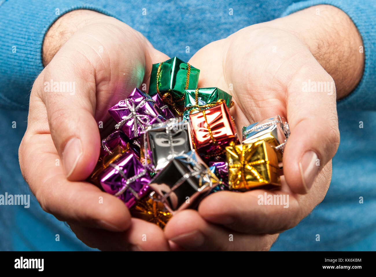 Un gran numero di piccoli doni sui palmi Foto Stock