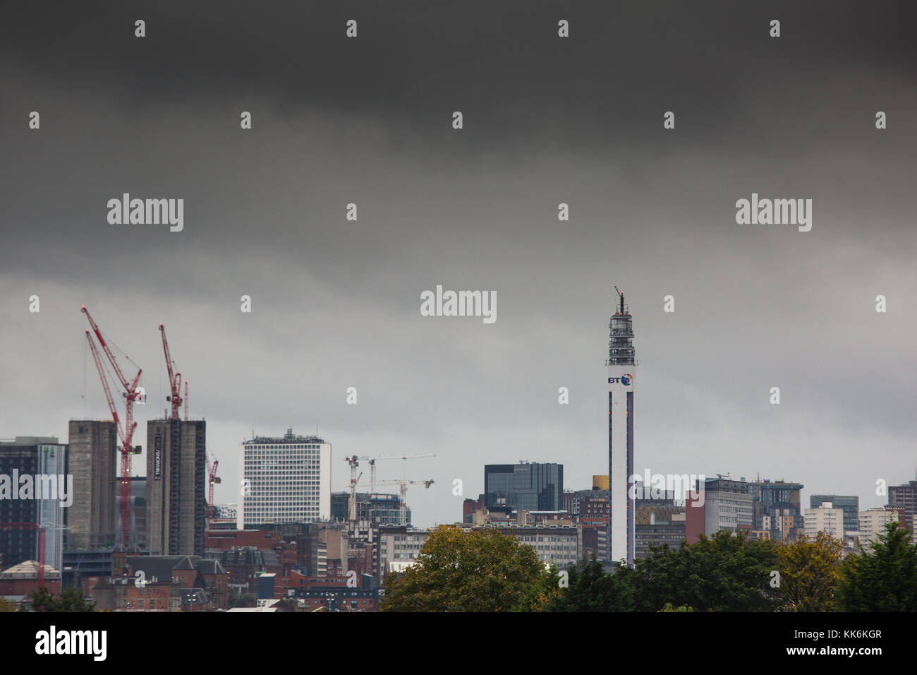 La vista di Birmingham dal lungo la Aston Expressway come nuvole scure raccogliere prima di una tempesta Foto Stock