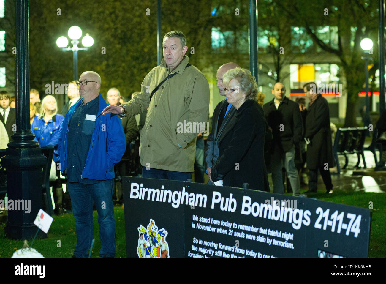 Un memoriale di servizio ha preso parte alla Cattedrale di Birmingham per contrassegnare 43 anni dopo il Pub di Birmingham bombardamenti che è costato la vita di 21 persone. Foto Stock