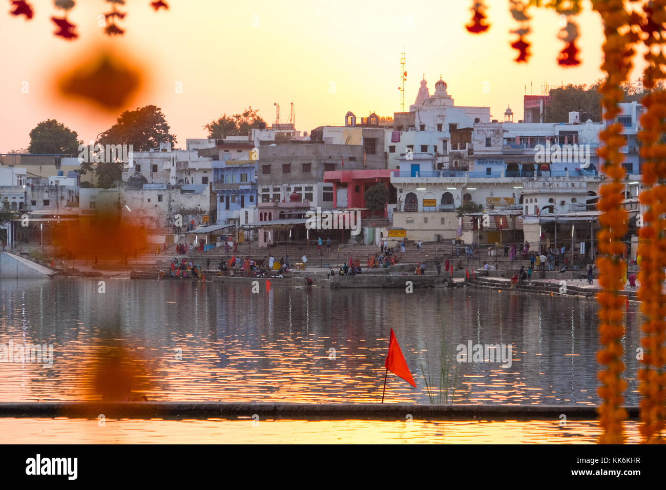 Il lago sacro di Pushkar è circondato da balneazione ghats e templi,Rajasthan,l'India Foto Stock