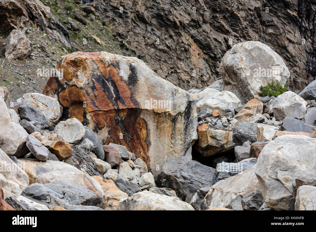 Rocce giganti lasciate dai ghiacciai lungo il fiume Stod a ZANSKAR - LADAKH, INDIA Foto Stock