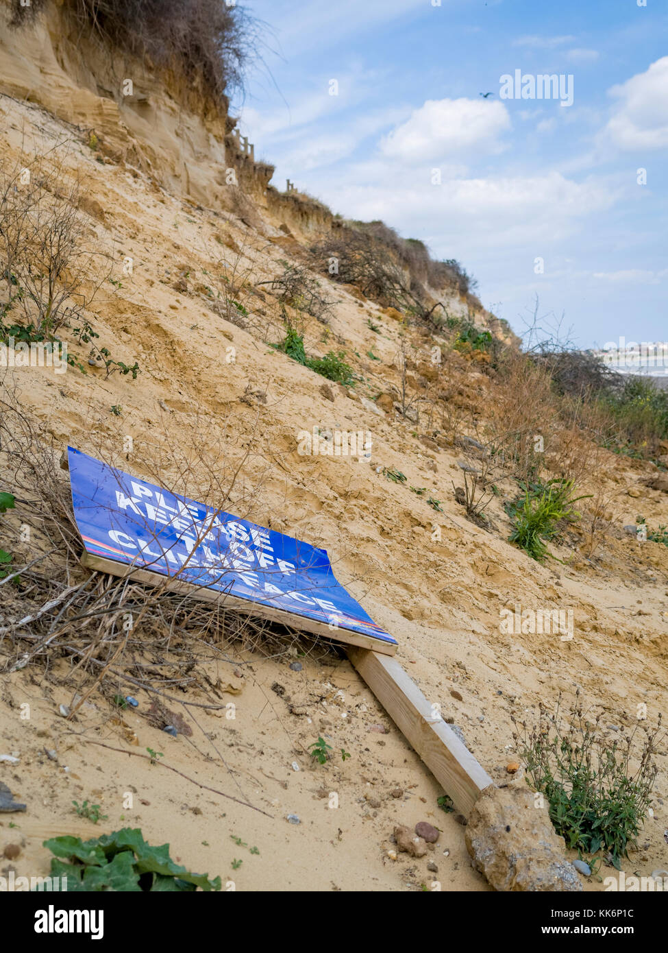 Erosione costiera lungo la spiaggia di Pakefield, ciò è causato dalle onde e marea azione la rimozione dei sedimenti. Foto Stock