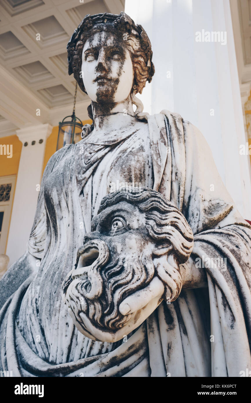 Statua di Melpomene : la musa della tragedia in possesso di una maschera tragica, sul palazzo Achillion, Corfu Grecia. Foto Stock