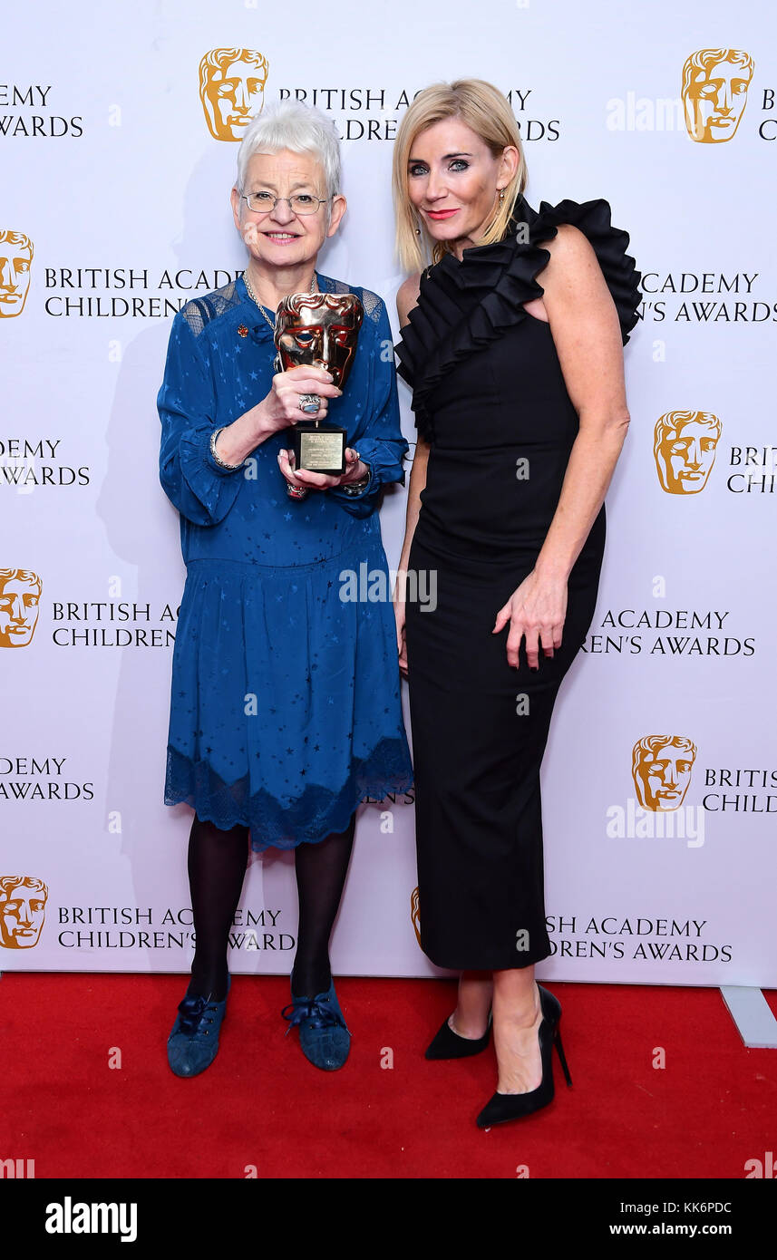 Dame Jacqueline Wilson con il premio speciale, prsented da Michelle Collins, presso il British Academy per bambini a premi il Roundhouse,.a Londra. Foto Stock