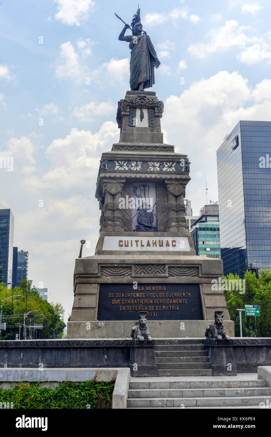 Monumento a cuitlahuac lungo il Paseo de la Reforma. cuitlahuac era il leader della città azteca di Tenochtitlan durante la conquista spagnola. Foto Stock
