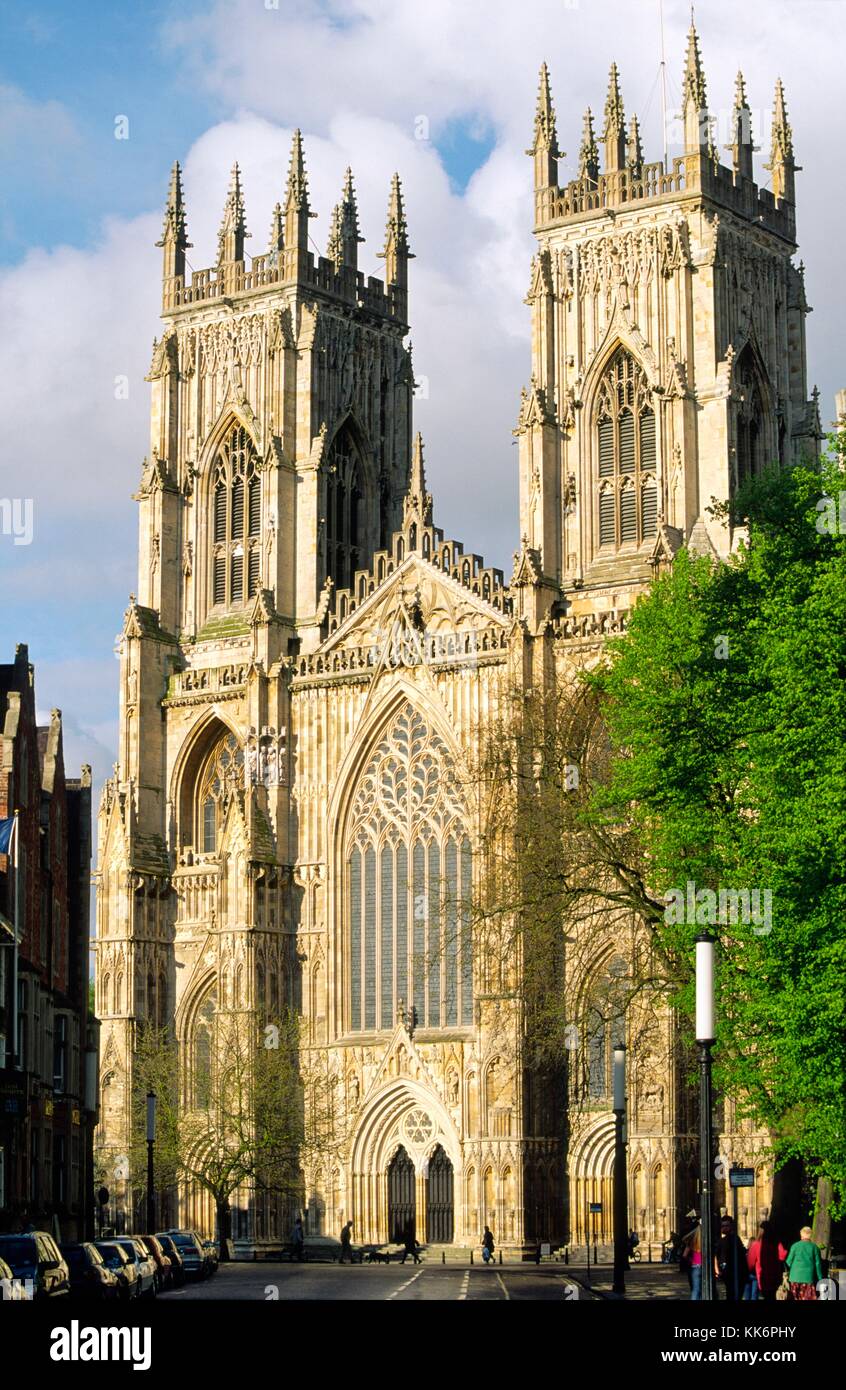 York Minster chiesa in stile gotico della cattedrale in Inghilterra nella città di York. North Yorkshire, Inghilterra. Ad ovest la facciata anteriore Foto Stock