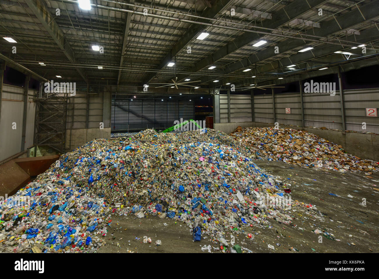 Brooklyn, New York - 7 novembre 2016: riciclaggio mucchi a The Sims comunale centro di riciclaggio. Si tratta di uno stato dell'arte di recupero del materiale di impianto in Foto Stock