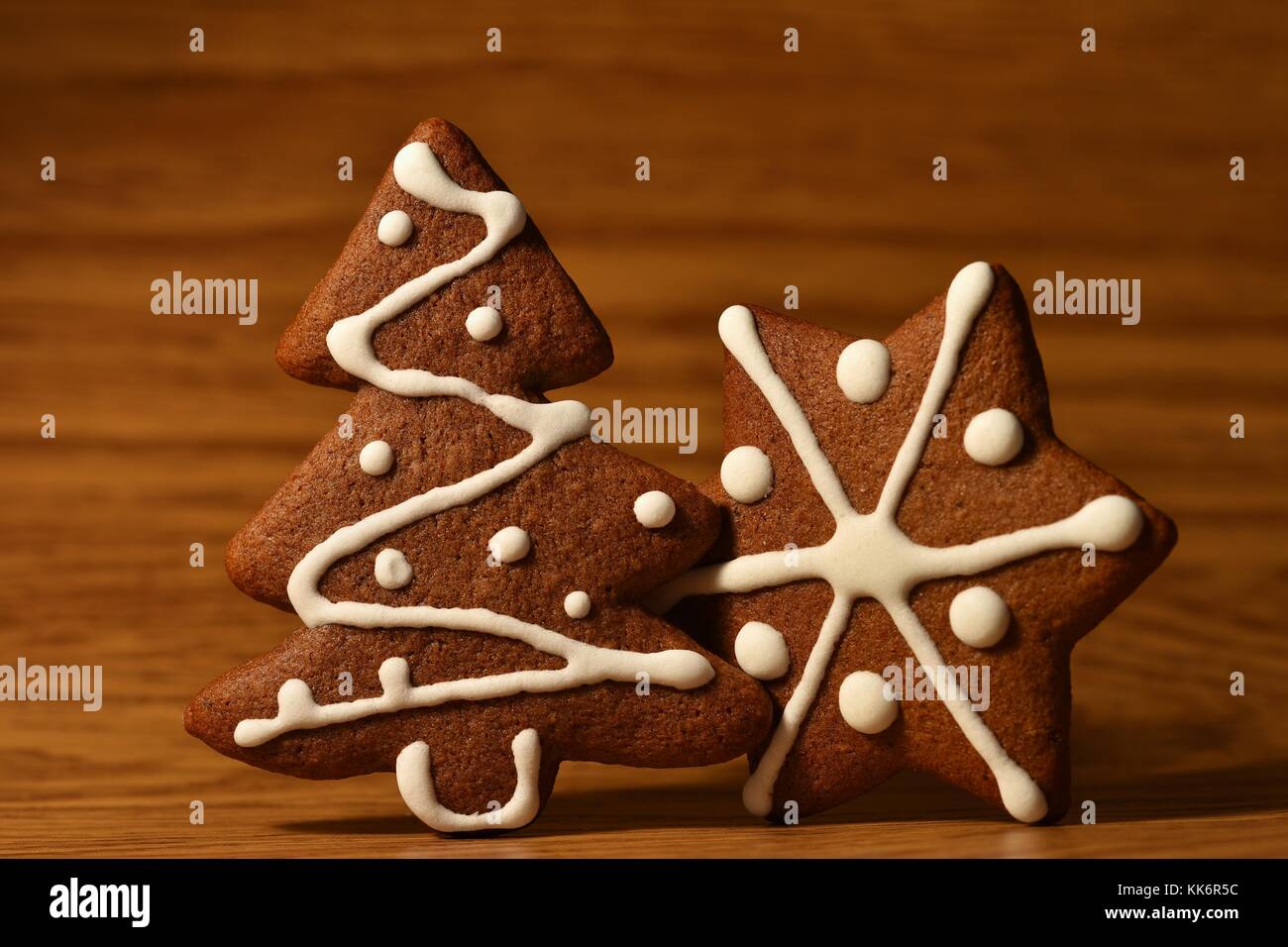 Albero Di Natale E Il Simbolo Del Fiocco Di Neve. Bella Dolce Natale Candy Decorata A Mano In Casa Di Pan Di Zenzero Kk6r5c