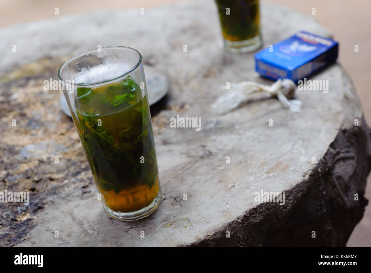 Tè marocchino e hashish in background Foto Stock