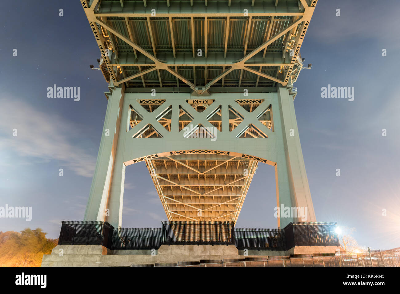 Robert f. il ponte Kennedy (aka triboro bridge) di notte, in Astoria, Queens, a new york Foto Stock