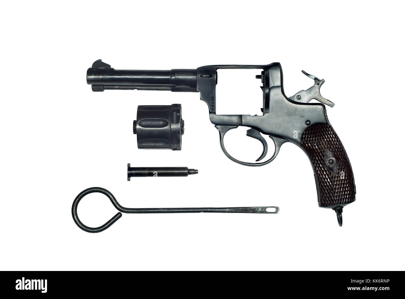 Smontaggio vintage revolver con il cilindro rimosso e la bacchetta di caricamento in forma di parti separate su uno sfondo bianco Foto Stock