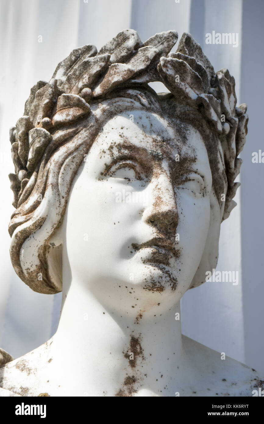 Statua di Clio, la musa della poesia epica e storia , su Achillion Palace, Corfu Grecia. Foto Stock